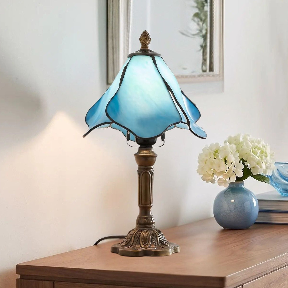lampes à poser console sejour vu rapproche style tiffany vitrail petale bleu