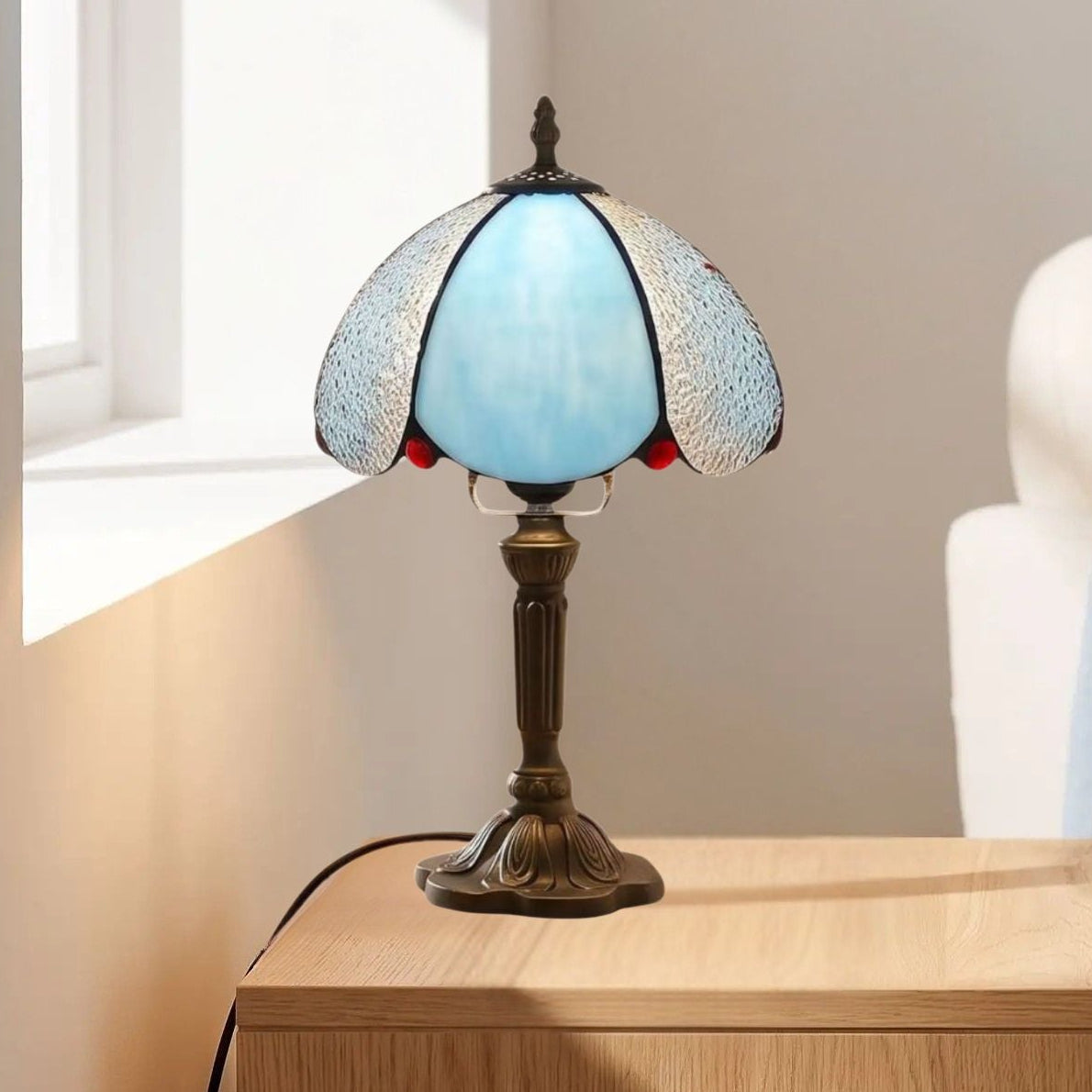 lampes à poser petite table sejour vu rapproche style tiffany vitrail givre bleu et blanc