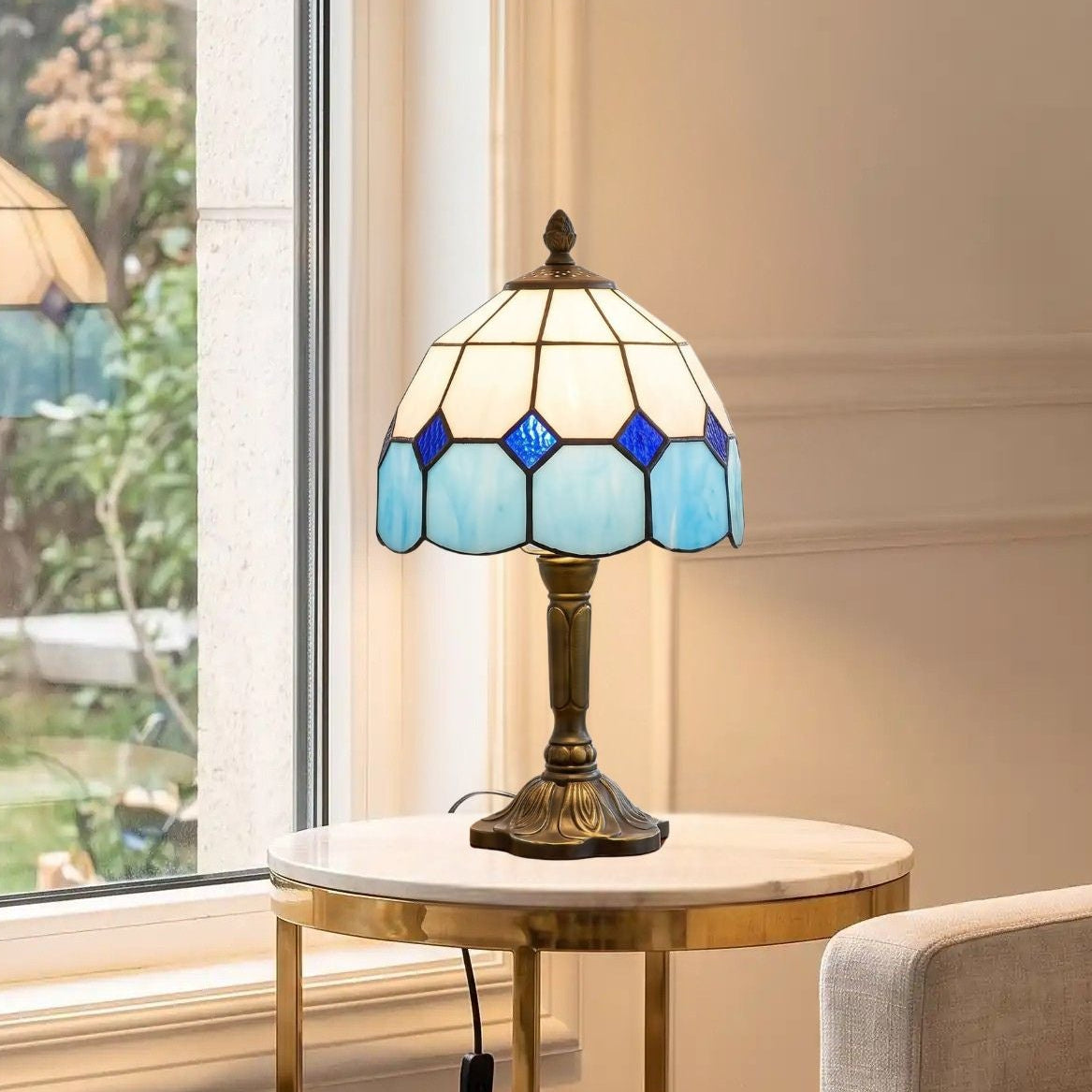 lampes à poser reflet fenetre vu rapproche style tiffany vitrail bleu et blanc