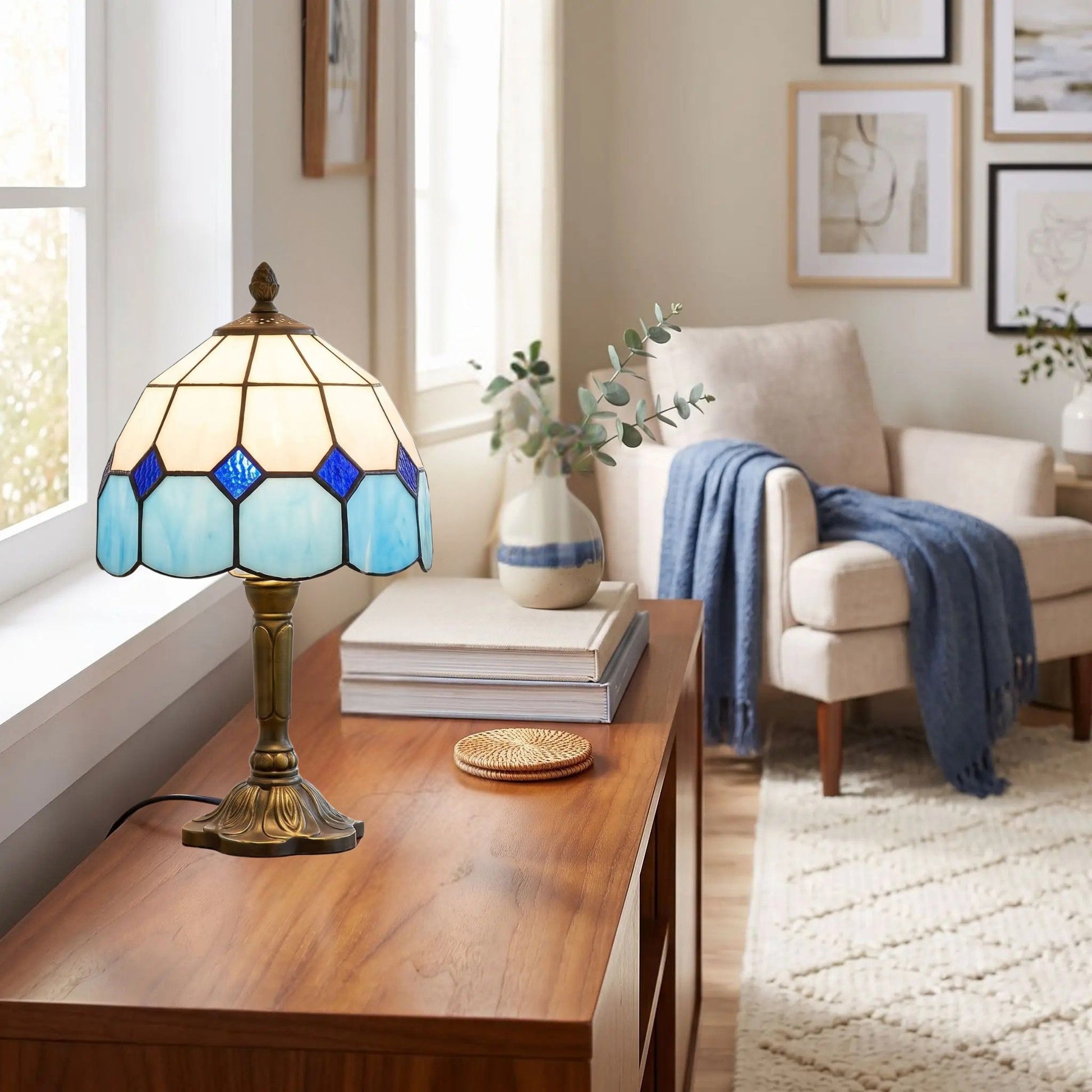lampes à poser sejour avec fauteuil style tiffany vitrail bleu et blanc