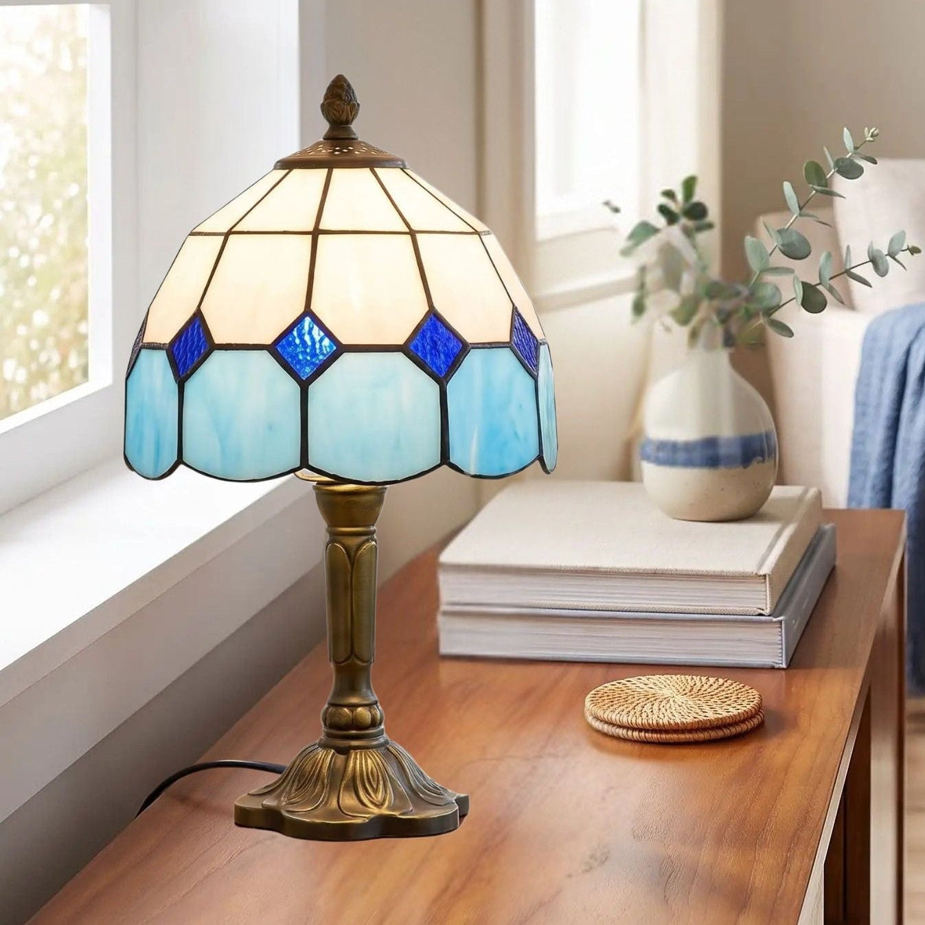 lampes à poser sejour avec fauteuil vu rapproche style tiffany vitrail bleu et blanc