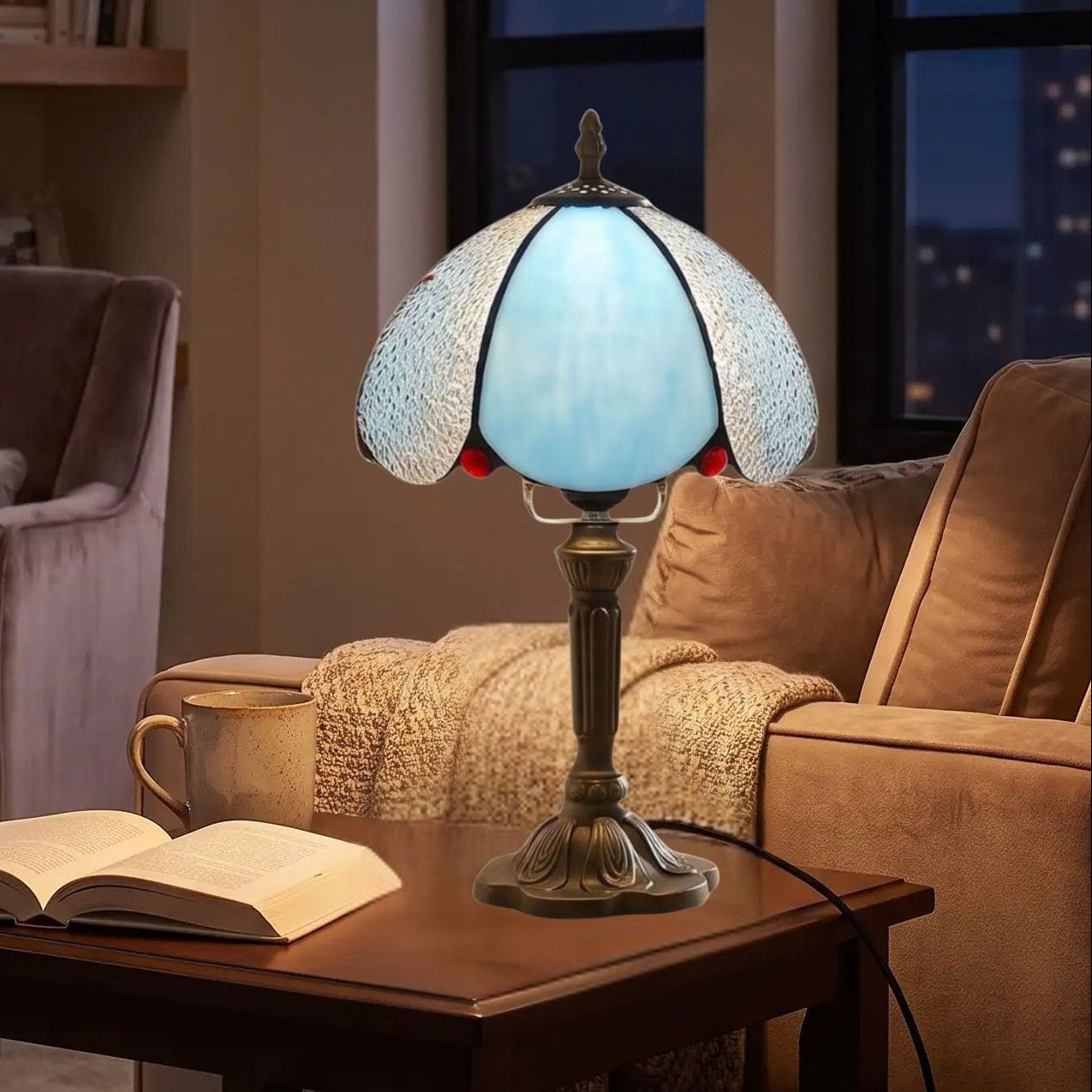 lampes à poser sejour durant nuit vu rapproche style tiffany vitrail givre bleu et blanc