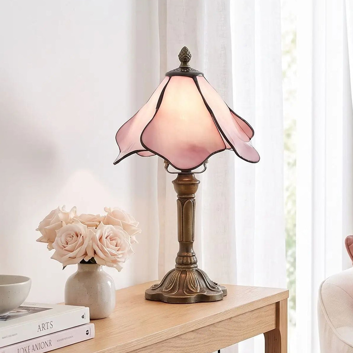 lampes à poser sejour vu rapproche style tiffany vitrail petale rose