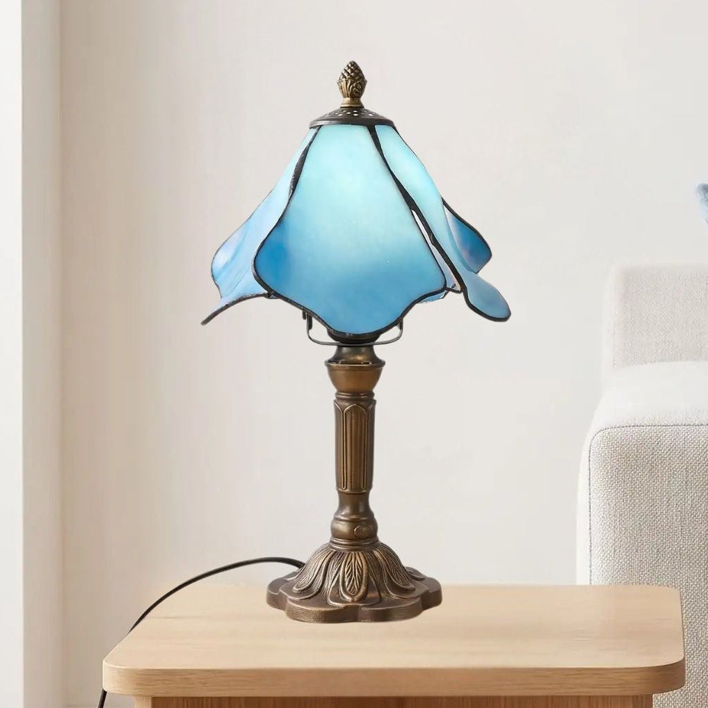 lampes à poser table sejour vu rapproche style tiffany vitrail petale bleu