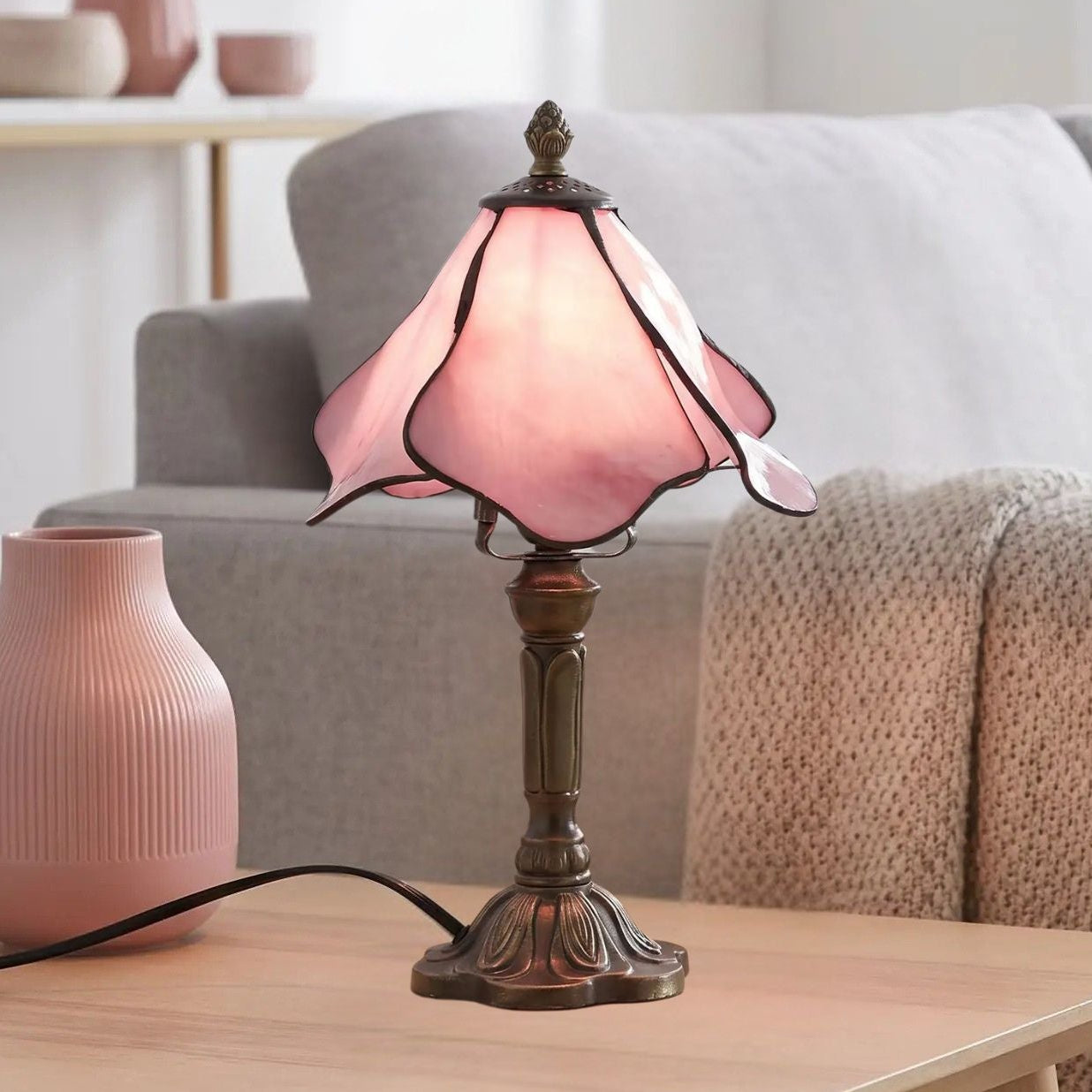 lampes à poser table sejour vu rapproche style tiffany vitrail petale rose