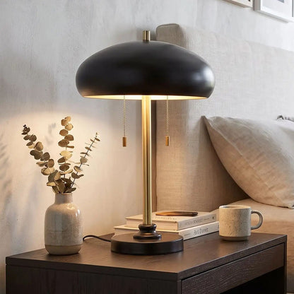 lampes de chevet chambre vu rapproche mid-century noire et doree