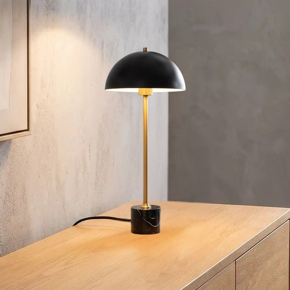 lampes de chevet sejour avec fauteuil vu rapproche finesse marbre laiton