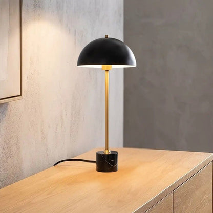 lampes de chevet sejour avec fauteuil vu rapproche finesse marbre laiton