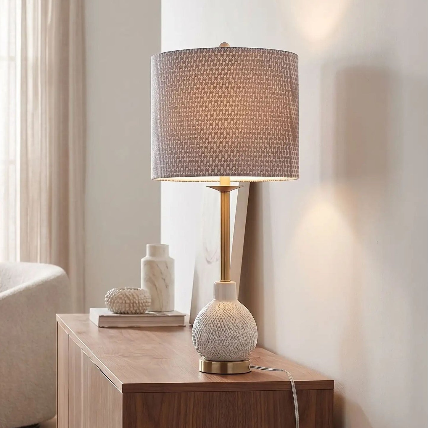 lampes de chevet sejour avec fauteuil vu rapproche moderne chic ceramique doree