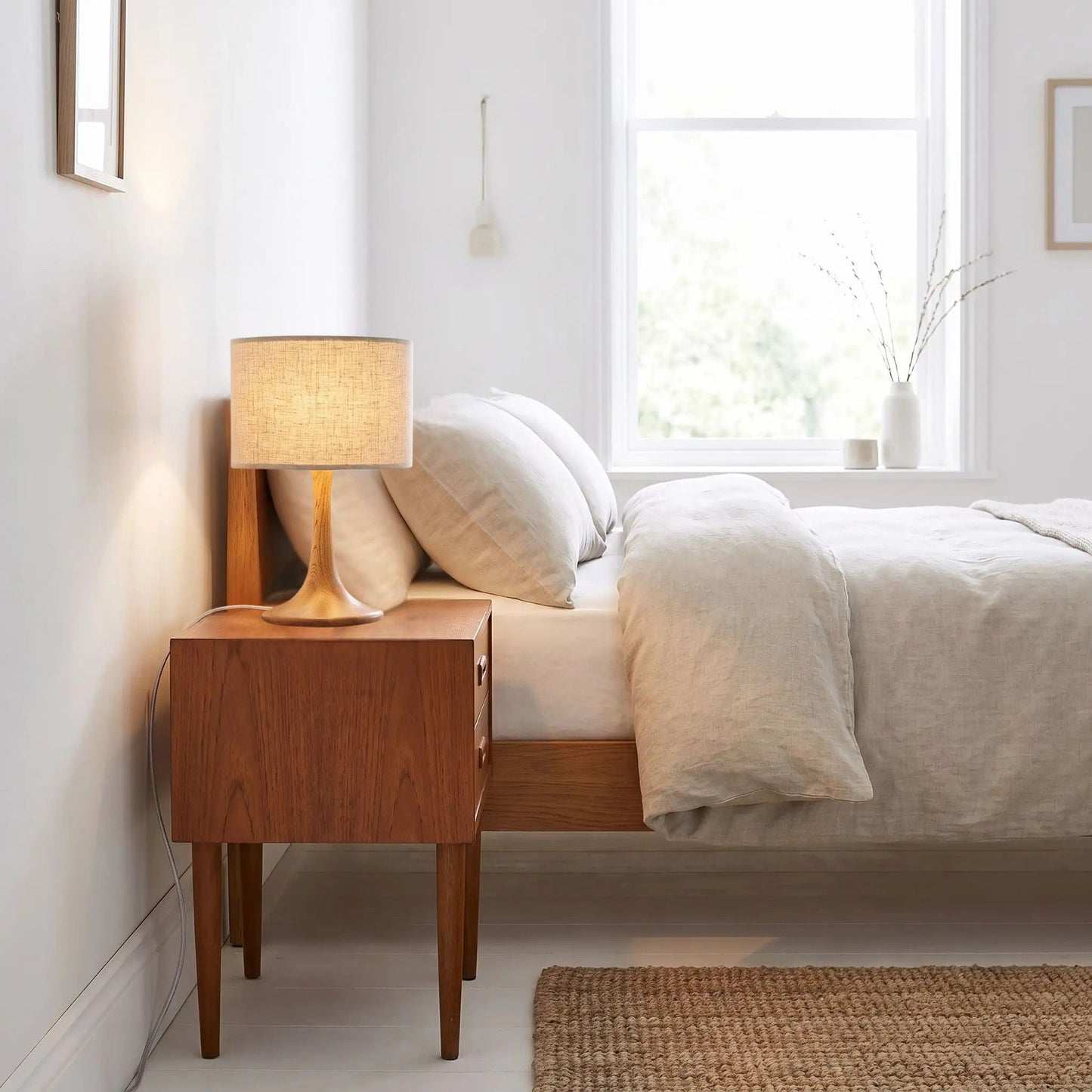 lampes de chevet sur-table-chambre-scandinave-mid-century-bois