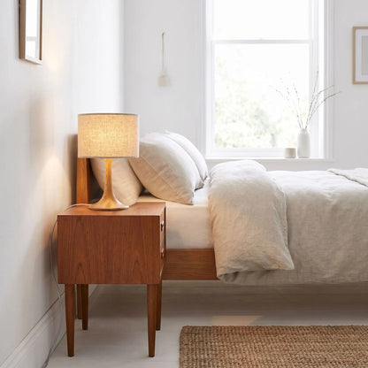 lampes de chevet sur-table-chambre-scandinave-mid-century-bois