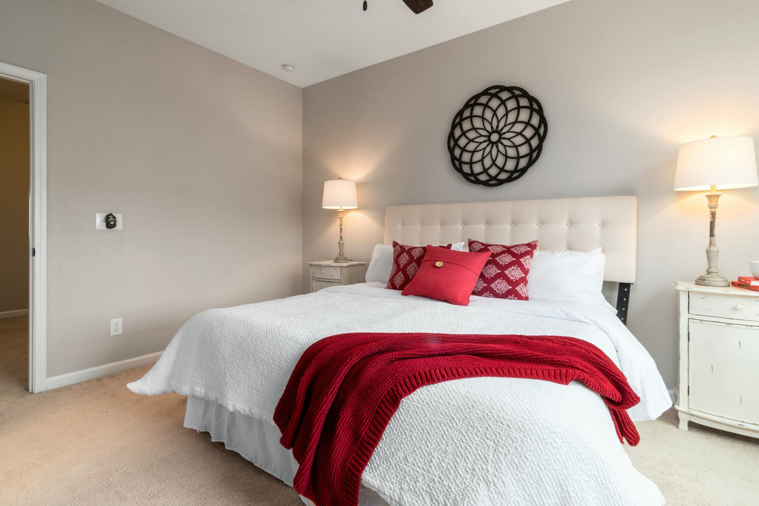 theme 2 lampes de chevet dans chambre lit blanc